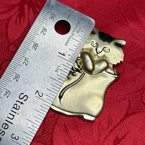 β€οΈHOST PICKβ€οΈ Vintage Gold Cat In Boot Big Brooch - Picture 8 of 10